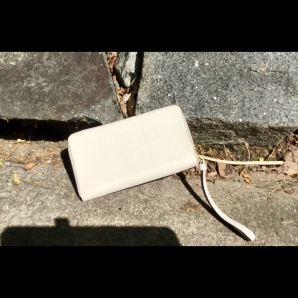 Eggshell Coach Carriage Wallet NWT - Picture 2 of 5